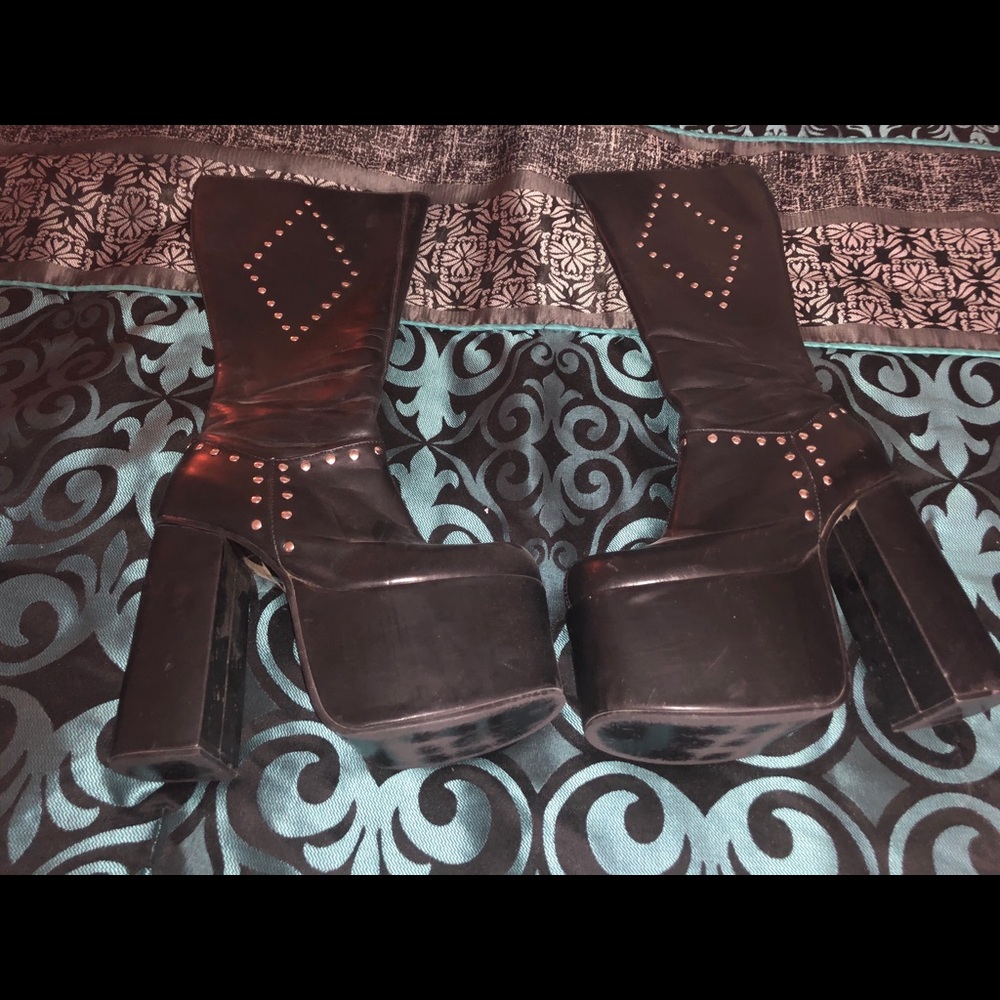 Demonia platform boots